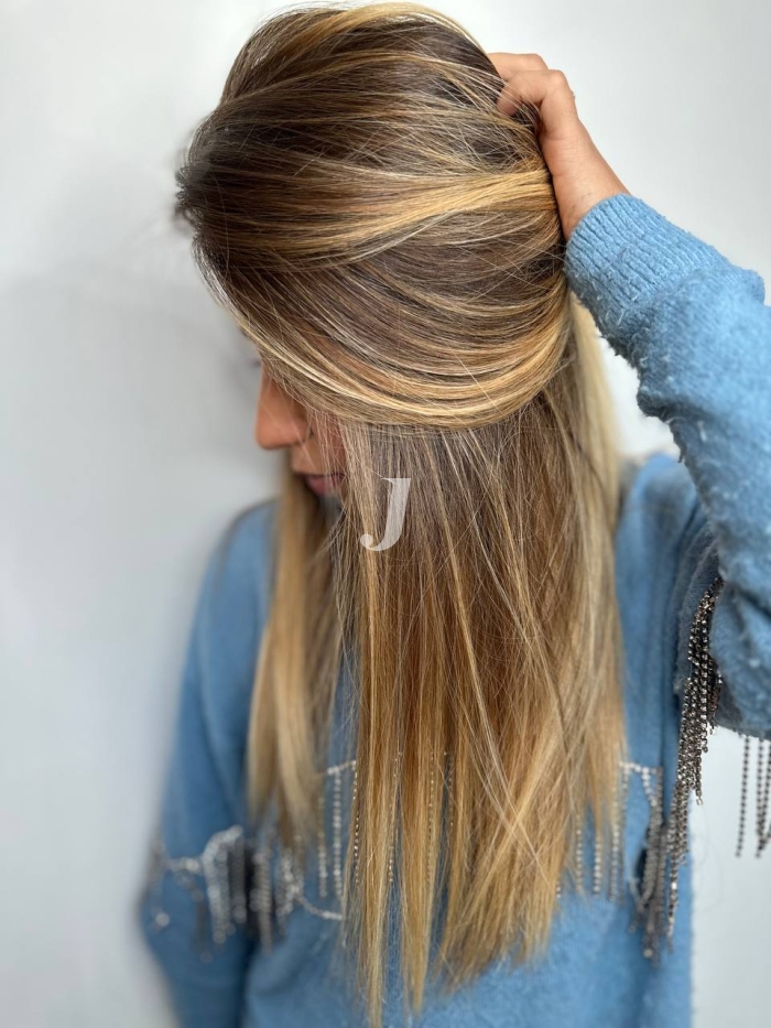Foto di donna con capelli lunghi biondo medio sabbia