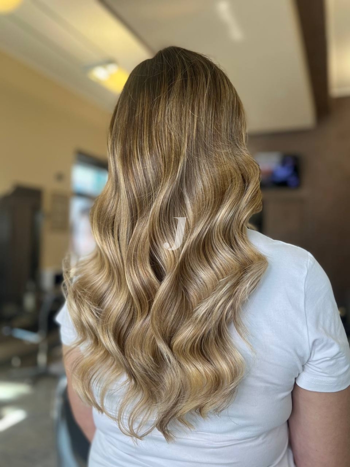 Foto di donna con capelli lunghi biondo medio sabbia