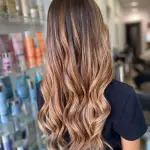 Foto di donna con capelli lunghi biondo medio sabbia