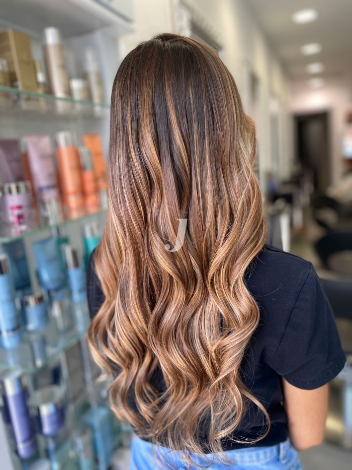 Foto di donna con capelli lunghi biondo medio sabbia