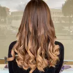 Foto di donna con capelli lunghi biondo medio sabbia