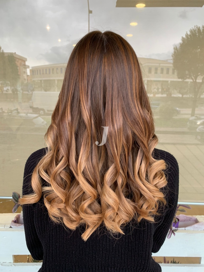 Foto di donna con capelli lunghi biondo medio sabbia