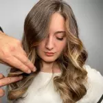 Foto di donna con capelli lunghi biondo medio sabbia