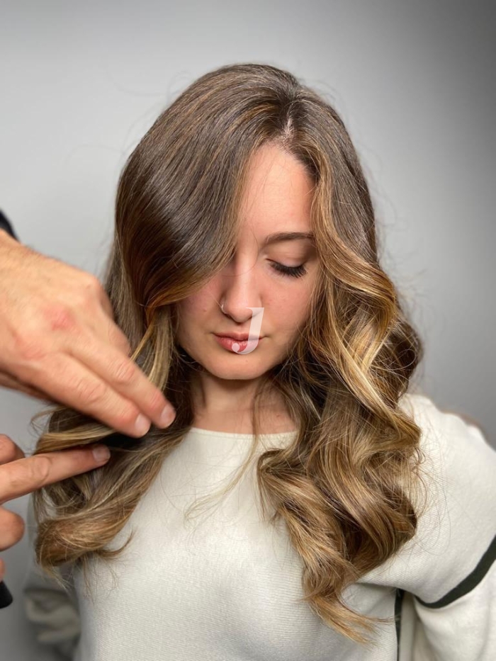 Foto di donna con capelli lunghi biondo medio sabbia