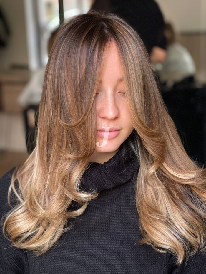 Foto di donna con capelli lunghi biondo medio sabbia