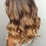 Foto di donna con capelli lunghi biondo medio sabbia