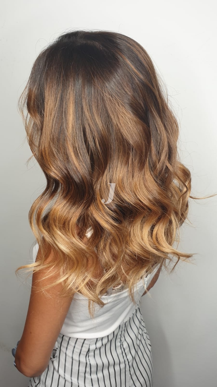 Foto di donna con capelli lunghi biondo medio sabbia