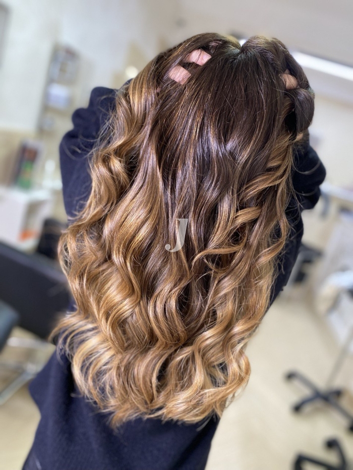 Foto di donna con capelli lunghi biondo medio sabbia