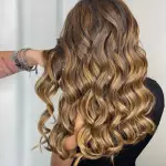 Foto di donna con capelli lunghi biondo medio sabbia