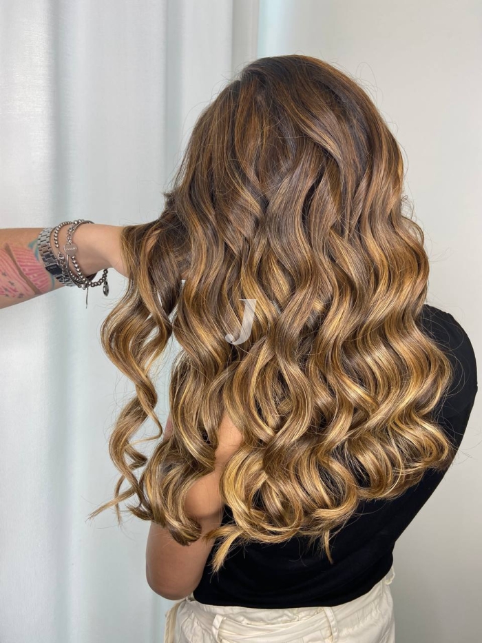 Foto di donna con capelli lunghi biondo medio sabbia