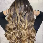 Foto di donna con capelli lunghi biondo medio sabbia