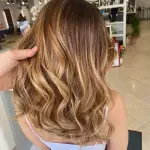 Foto di donna con capelli lunghi biondo medio sabbia