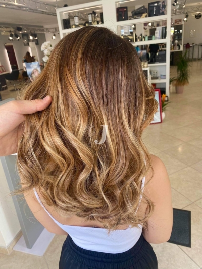 Foto di donna con capelli lunghi biondo medio sabbia