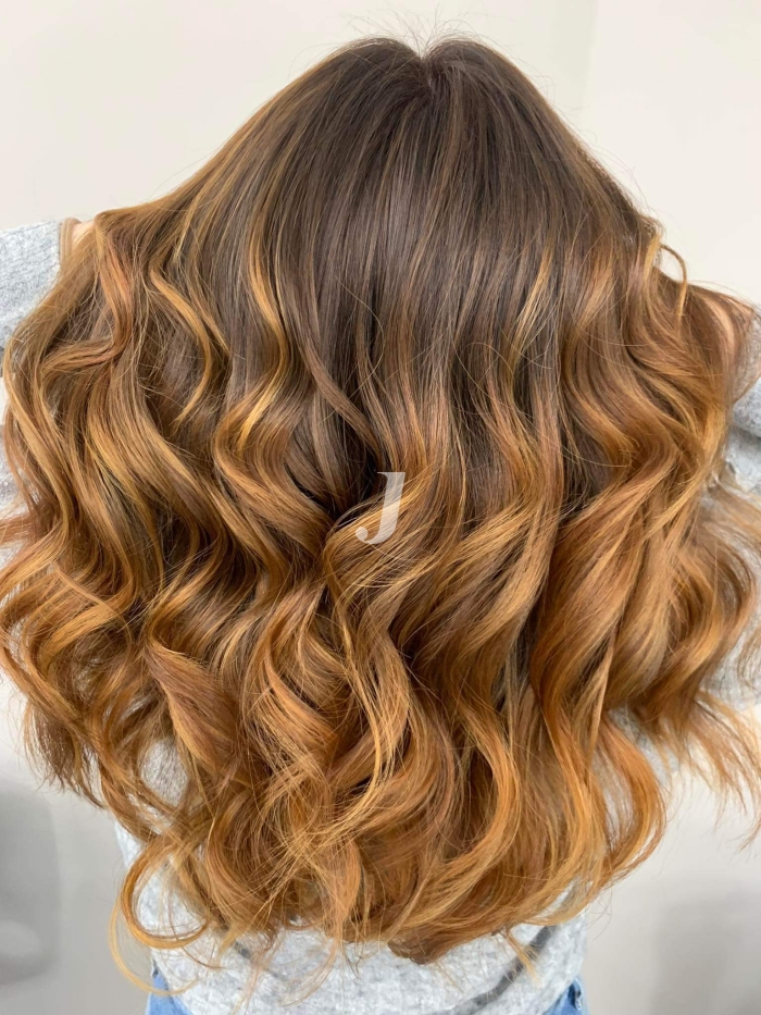 Foto di donna con capelli lunghi biondo medio sabbia