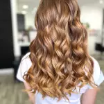 Foto di donna con capelli lunghi biondo medio sabbia