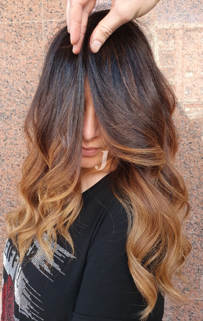 Foto di donna con capelli lunghi biondo medio sabbia