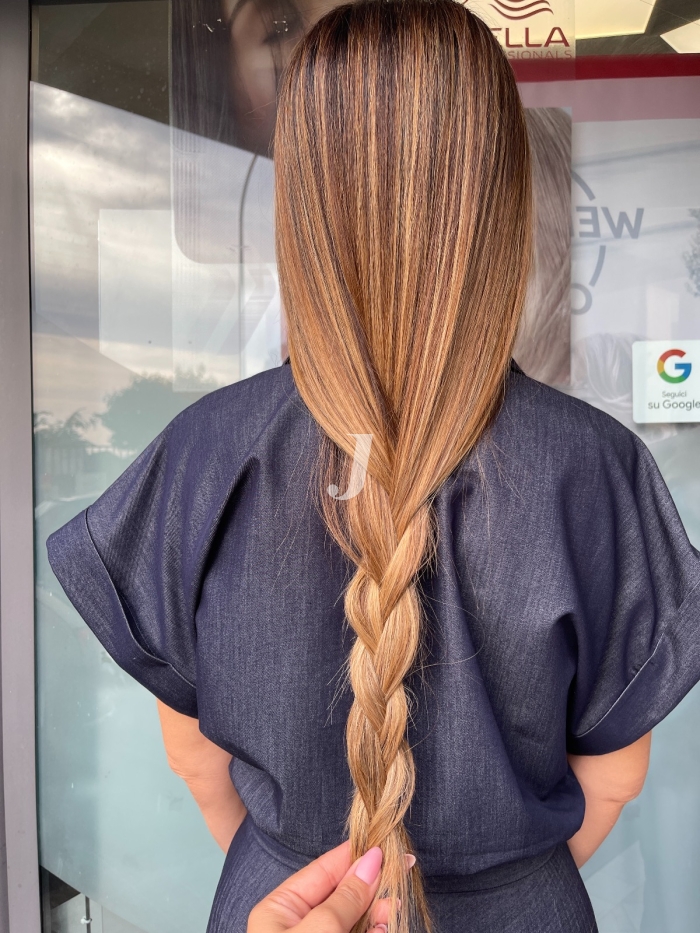 Foto di donna con capelli lunghi biondo medio sabbia