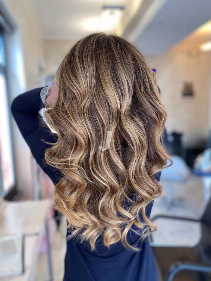 Foto di donna con capelli lunghi biondo medio sabbia