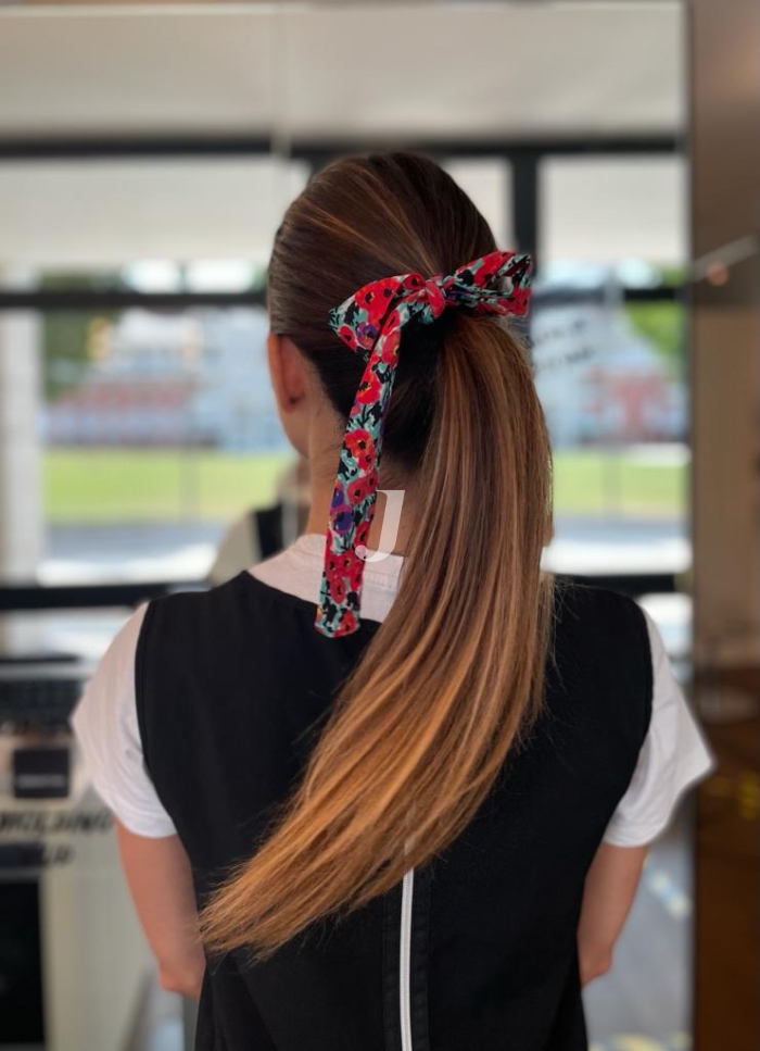 Foto di donna con capelli lunghi biondo medio sabbia