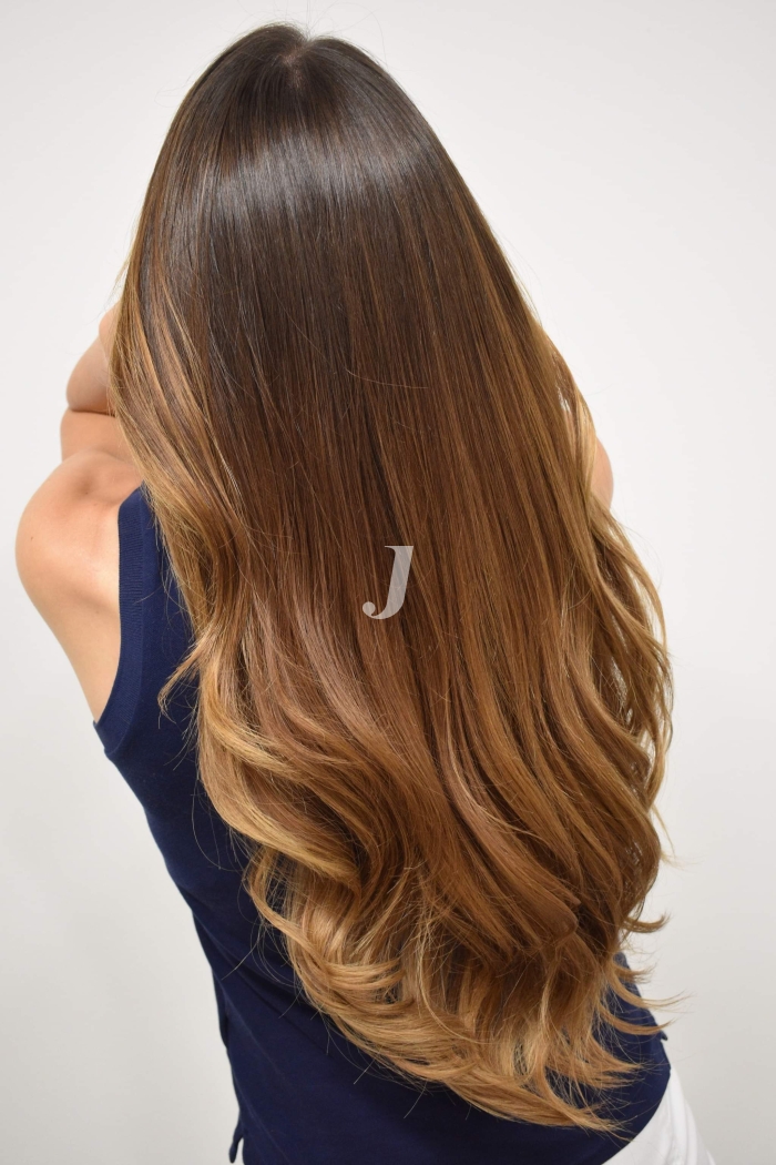 Foto di donna con capelli lunghi biondo medio sabbia