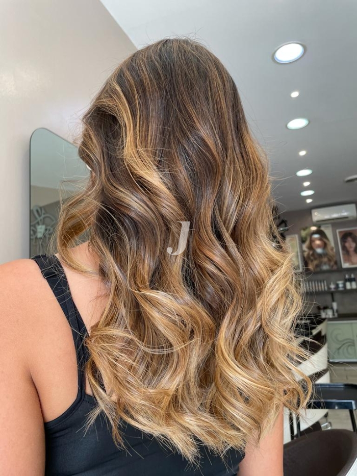 Foto di donna con capelli lunghi biondo medio sabbia