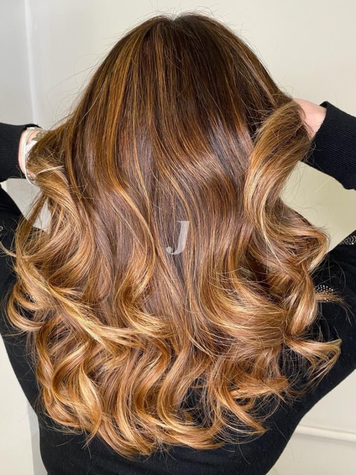 Foto di donna con capelli lunghi biondo medio sabbia