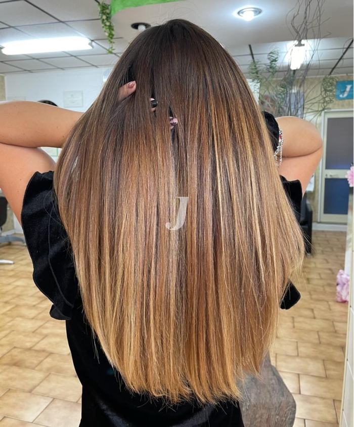 Foto di donna con capelli lunghi biondo medio sabbia