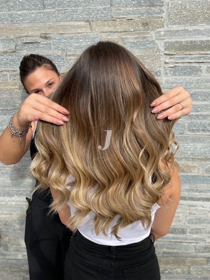 Foto di donna con capelli lunghi biondo medio sabbia