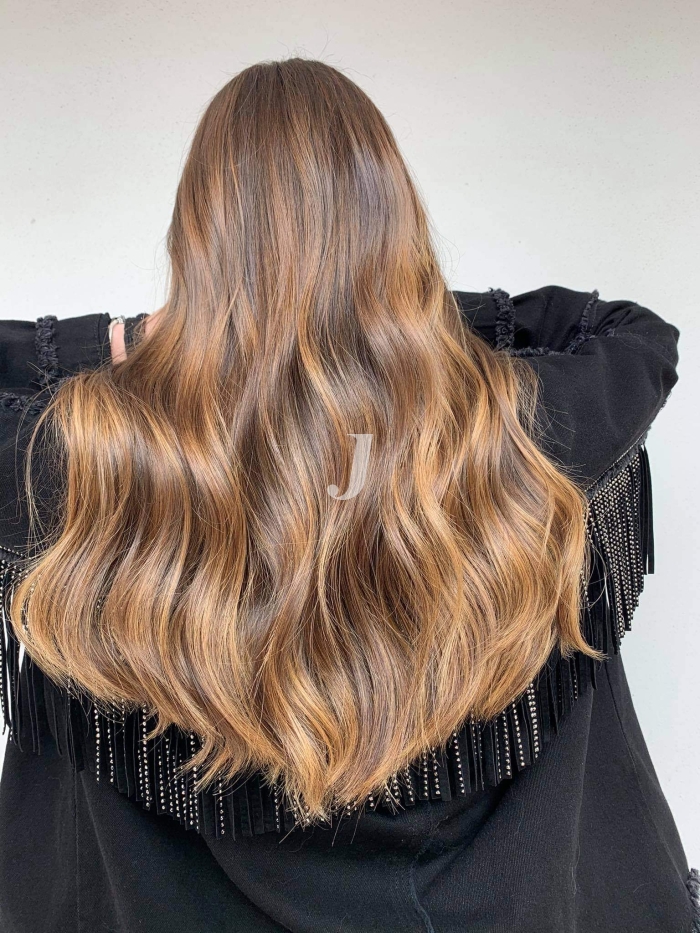 Foto di donna con capelli lunghi biondo medio sabbia