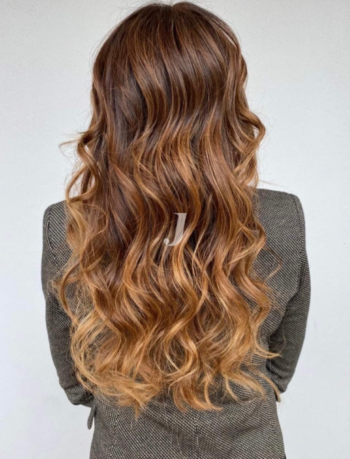 Foto di donna con capelli lunghi biondo medio sabbia