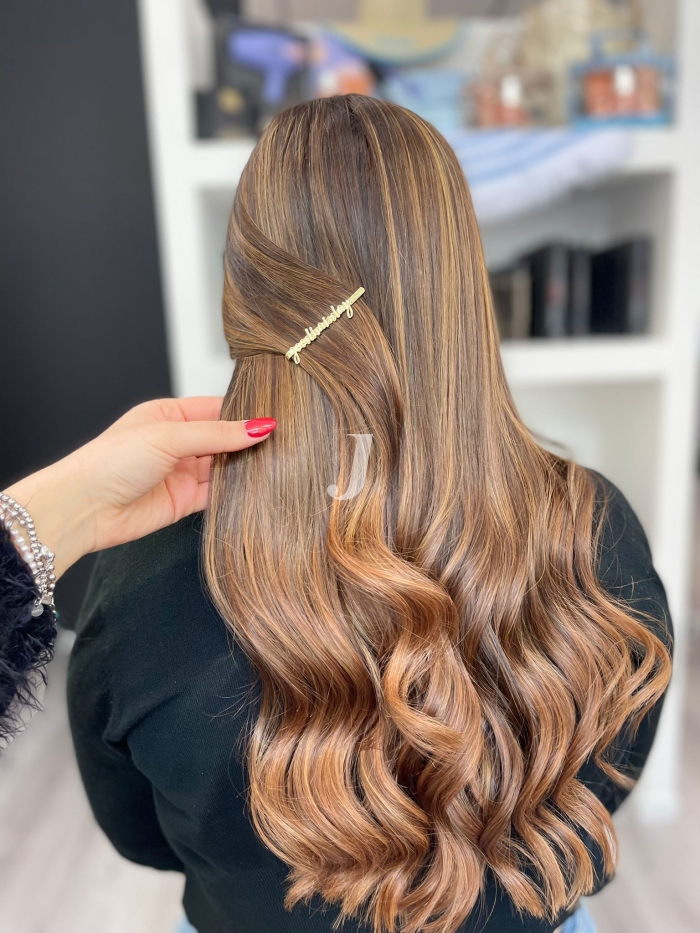 Foto di donna con capelli lunghi biondo medio sabbia