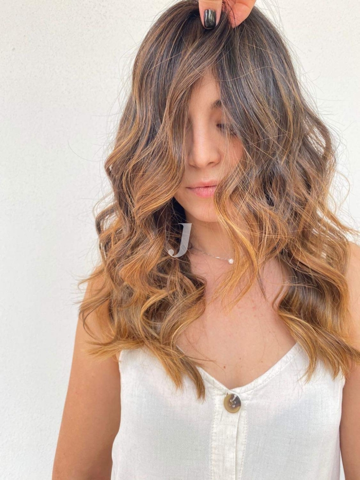 Foto di donna con capelli lunghi biondo medio sabbia