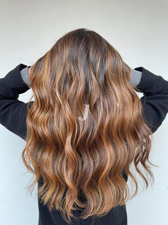 Foto di donna con capelli lunghi biondo medio sabbia