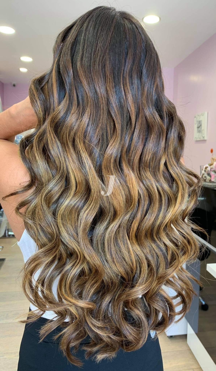 Foto di donna con capelli lunghi biondo medio sabbia