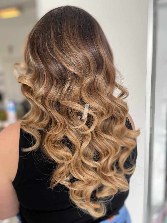 Foto di donna con capelli lunghi biondo medio sabbia