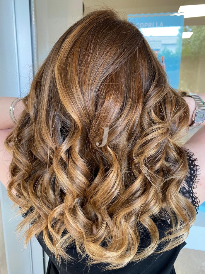 Foto di donna con capelli lunghi biondo medio sabbia