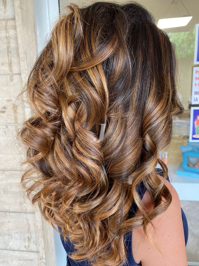 Foto di donna con capelli lunghi biondo medio sabbia