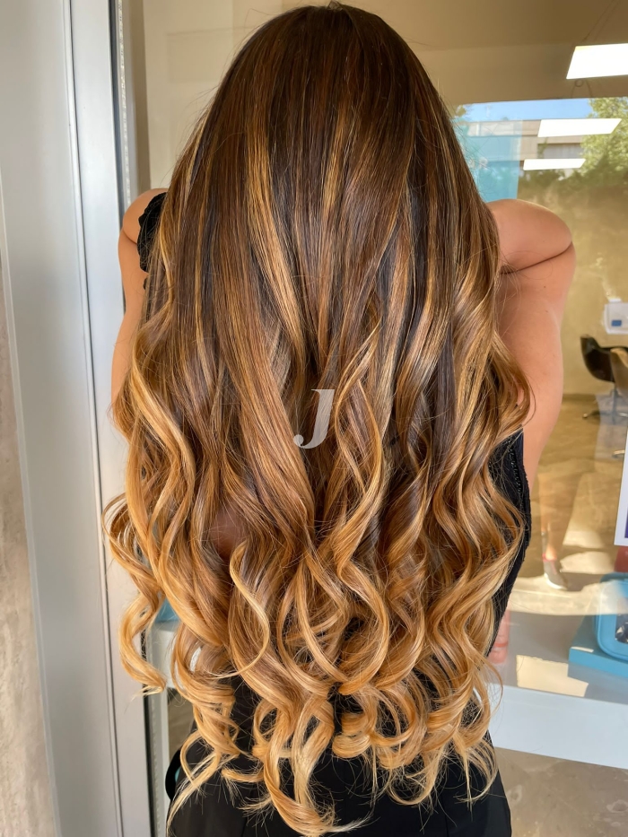 Foto di donna con capelli lunghi biondo medio sabbia