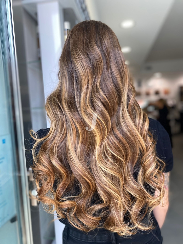 Foto di donna con capelli lunghi biondo medio sabbia