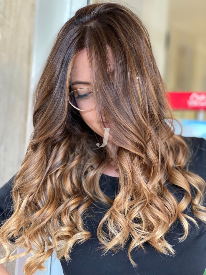 Foto di donna con capelli lunghi biondo medio sabbia