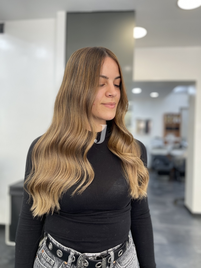 Foto di donna con capelli lunghi biondo medio sabbia
