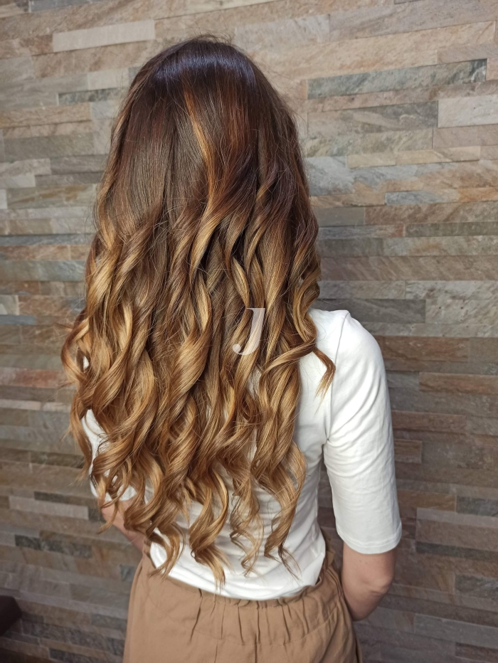 Foto di donna con capelli lunghi biondo medio sabbia