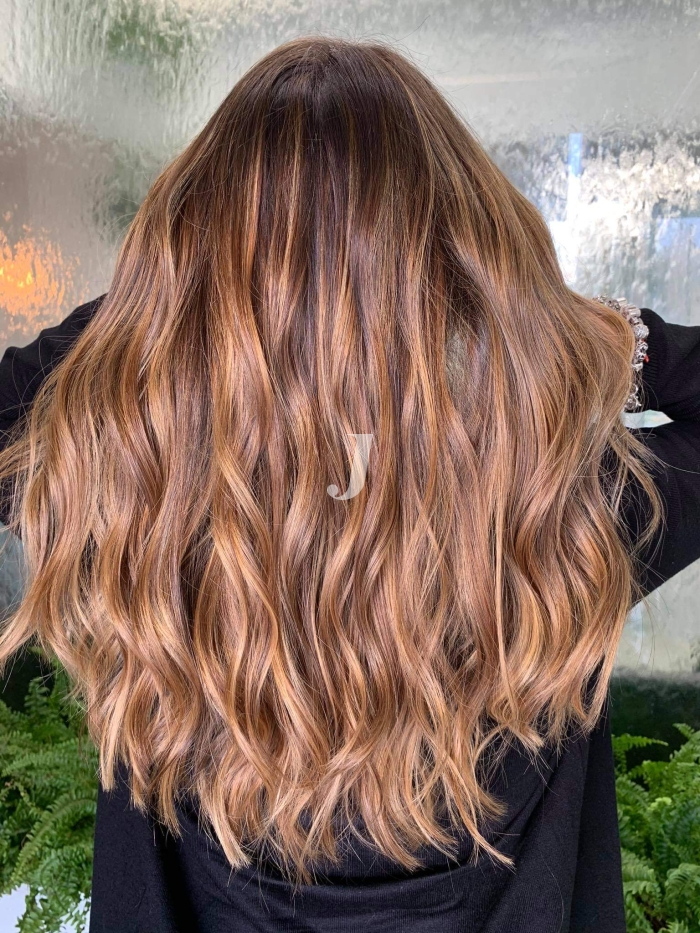 Foto di donna con capelli lunghi biondo medio sabbia