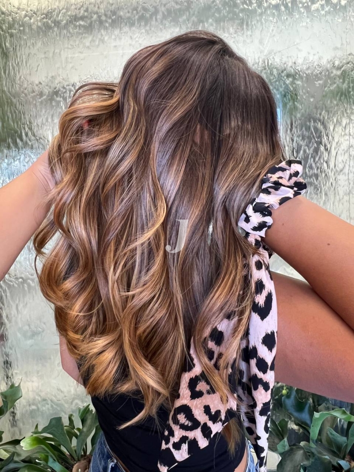 Foto di donna con capelli lunghi biondo medio sabbia