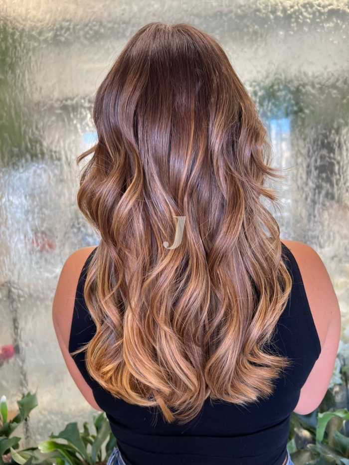 Foto di donna con capelli lunghi biondo medio sabbia