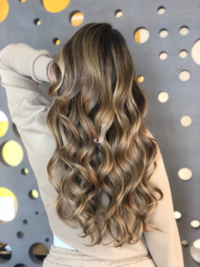 Foto di donna con capelli lunghi biondo medio sabbia