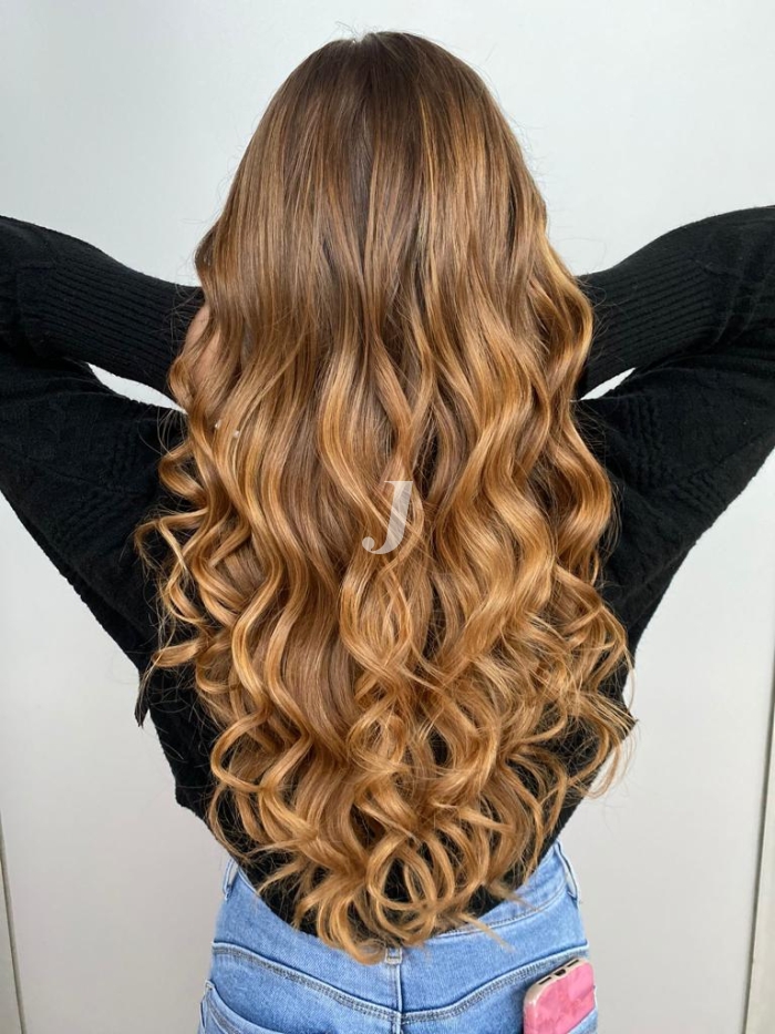 Foto di donna con capelli lunghi biondo medio sabbia