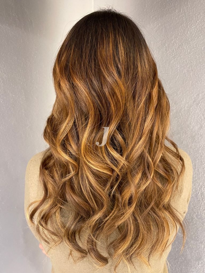 Foto di donna con capelli lunghi biondo medio sabbia