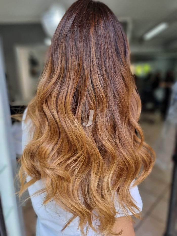 Foto di donna con capelli lunghi biondo medio sabbia