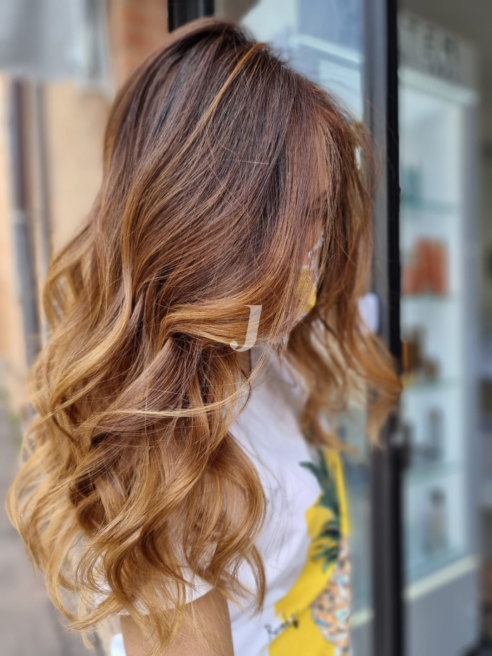 Foto di donna con capelli lunghi biondo medio sabbia